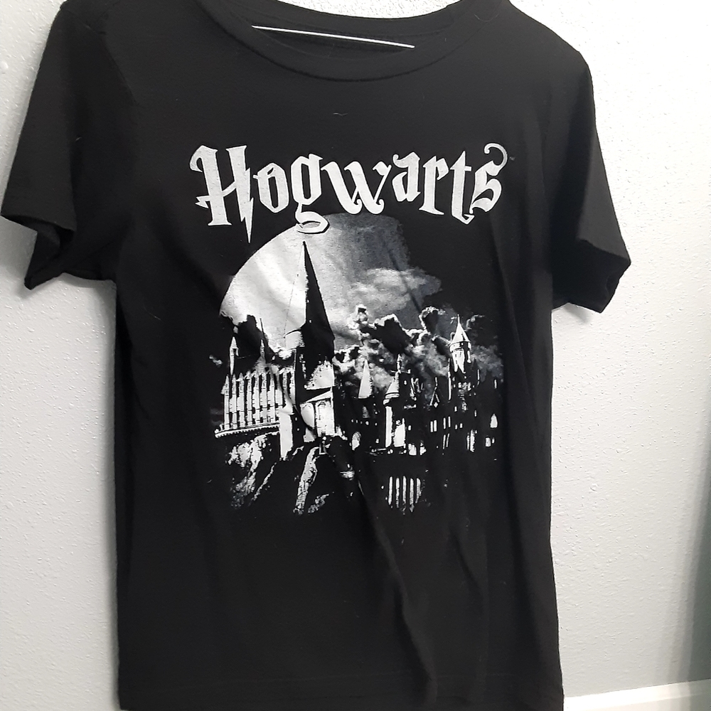 Harry Potter hogwarts tshirt.